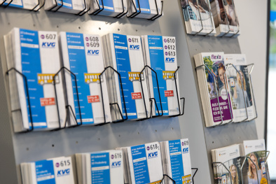 KVG Fahrpläne und Informationsbroschüren im Prospektständer – aktuelle Busfahrpläne, Fahrplanhefte und ÖPNV-Infos für die Region.